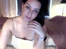 Una cam lady media con i capelli castani durante il sesso in webcam