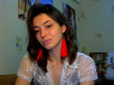 Una piccola webcam babe con i capelli castani durante il sesso in cam