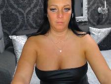La nostra webcam babe mostra il suo reggiseno taglia F per la chat di sesso
