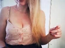 Una normale donna webcam con i capelli biondi durante il sesso in webcam