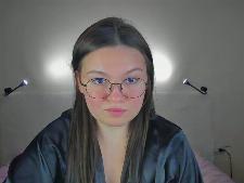 La nostra donna webcam dimostra la taglia del reggiseno per la webcam del sesso