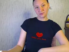 Una normale webcam lady con i capelli castani durante il camsex