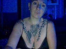 La webcam girl europea Angelatattoo durante una delle esibizioni di camseks