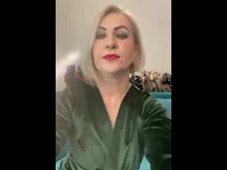 Velluto verde e stivali neri