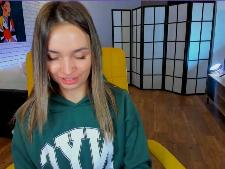 Una cam girl snella con i capelli biondi durante il sesso in webcam