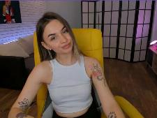 Questa cam girl dimostra il suo reggiseno taglia B seno davanti alla webcam del sesso