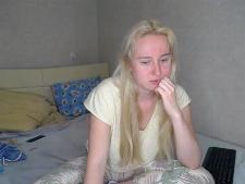 La nostra webcam lady dimostra la sua tazza taglia C seno per la chat di sesso