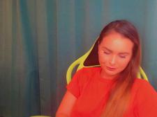 Una piccola camgirl con i capelli castani durante il sesso in webcam
