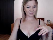 Una webcam lady media con i capelli biondi durante il sesso in cam