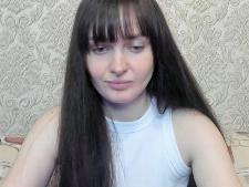 Una normale donna cam con i capelli castani durante il sesso in cam