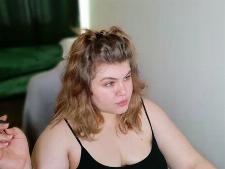 Una donna webcam completa con i capelli neri durante il sesso in webcam