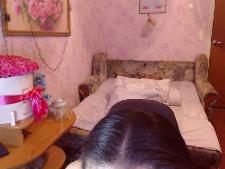 Una piccola webcam babe con i capelli neri durante il sesso in webcam