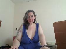 Questa webcam girl dimostra il suo reggiseno taglia F seno per la chat di sesso