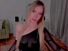 Una donna webcam sottile con i capelli biondi durante il camsex