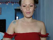 Questa cam lady dimostra il reggiseno taglia B dietro la sexcam