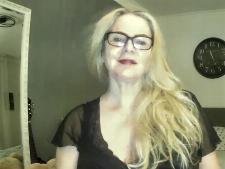 Una normale cam lady con i capelli biondi durante il sesso in webcam