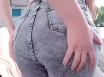 In jeans senza mutande