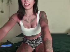 Una ragazza webcam media con i capelli neri durante il sesso in cam