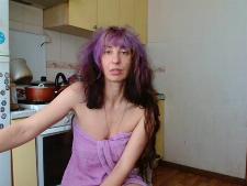 Una normale webcambabe con i capelli castani durante il camsex