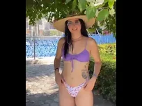 Tentazione al sole in bikini viola