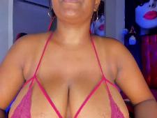 La webcam woman latina NaomiQueen durante una delle sue esibizioni di sesso in cam
