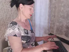 Emozionante immagine di SheWhoKnows, capelli corti castani, occhi castani e origine araba