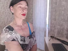 Una grande cam lady con i capelli castani durante il sesso in cam