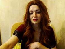 Una piccola webcam girl con i capelli rossi durante il sesso in cam