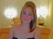 Una stretta webcam lady con i capelli biondi durante il sesso in webcam