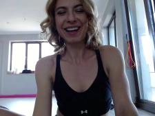 Una stretta webcam lady con i capelli biondi durante il sesso in webcam