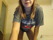 Una donna webcam pesante con i capelli castani durante il sesso in webcam