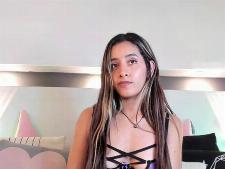 Questa webcam lady dimostra la sua tazza taglia B seno per la chat di sesso