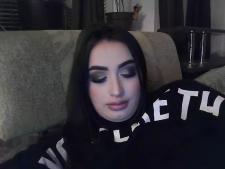 Una webcam lady media con i capelli castani durante il sesso in webcam