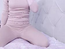 La nostra webcam lady dimostra il suo reggiseno taglia B dietro la sex cam