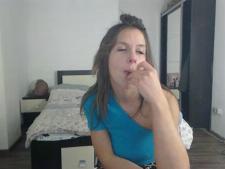 Questa webcam girl mostra il suo seno di taglia B davanti alla webcam