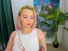Una ragazza cam sottile con capelli diversi durante il sesso in webcam