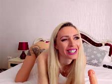 Una donna webcam sottile con i capelli biondi durante il sesso in webcam