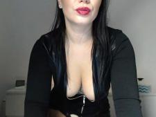 Sensual cam babe dimostra il seno BH taglia B davanti alla webcam