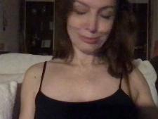 Una normale webcam babe con i capelli castani durante il camsex