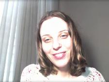Una sottile webcam babe con i capelli castani durante il sesso in cam