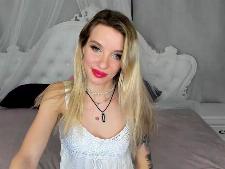 La webcam babe europea AlinaLovely durante uno dei suoi display di sesso in cam