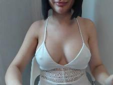 Una bella webcam lady con i capelli neri durante il sesso in webcam