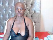 La cam woman africana LISAH durante uno spettacolo di sesso in webcam van der