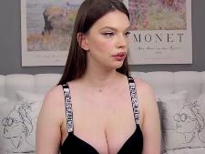 La nostra webcam girl mostra il suo reggiseno taglia C seno per la chat di sesso