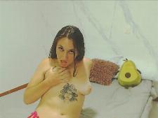 Una donna webcam media con capelli diversi durante il sesso in webcam