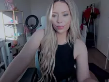 Una normale ragazza della webcam con i capelli biondi durante il sesso in webcam