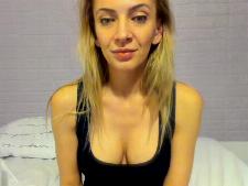 Una bella webcam lady con i capelli biondi durante il sesso in cam
