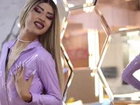 Latex viola e una ragazza sexy