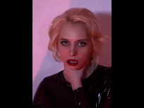 Curve lucide nella luce rossa