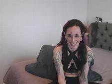 Una piccola webcam babe con capelli diversi durante il camsex